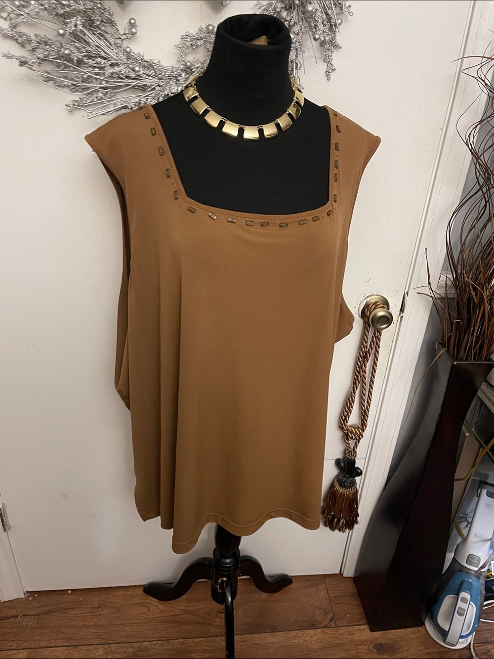Women's Sleeveless Square-Neck Tank Top - Brown
